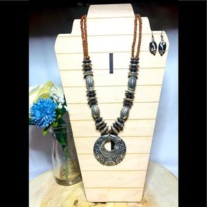 2 /$14💖Boho Necklace and earrings. Silver tone with brown wooden beads.